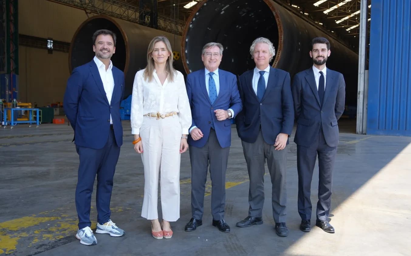 La Secretaria de Estado de Energía, Sara Aagesen, visita el puerto de Sevilla