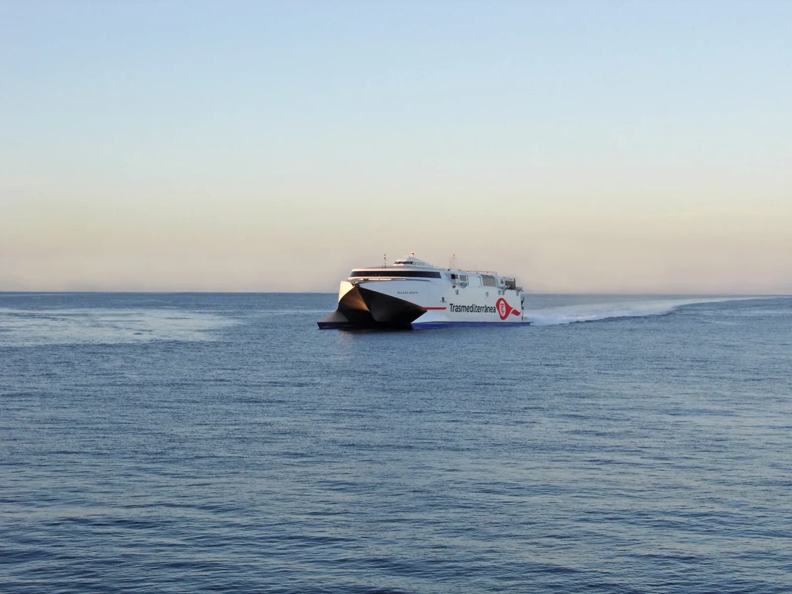 Grupo Armas Trasmediterránea pone en marcha un nuevo servicio de fast ferry entre Lanzarote y Fuerteventura