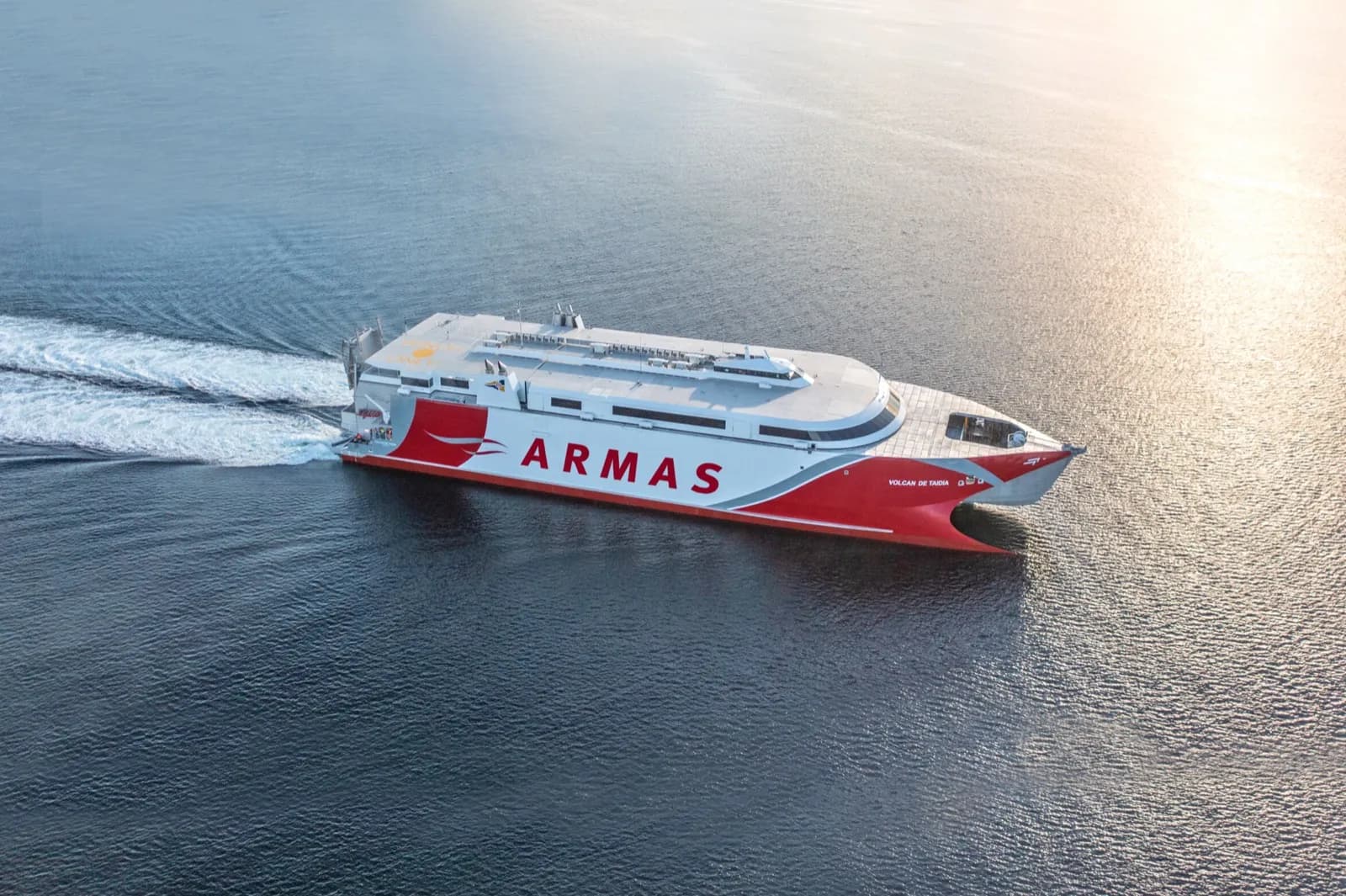 Grupo Armas Trasmediterránea potencia su ruta de alta velocidad en Canarias con el «Volcán de Taídia»