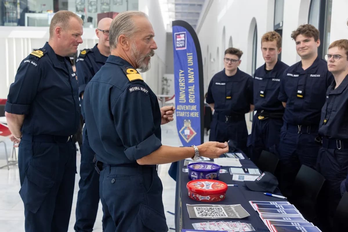 La Royal Navy visita Gibraltar para promover el liderazgo y la gestión entre universitarios