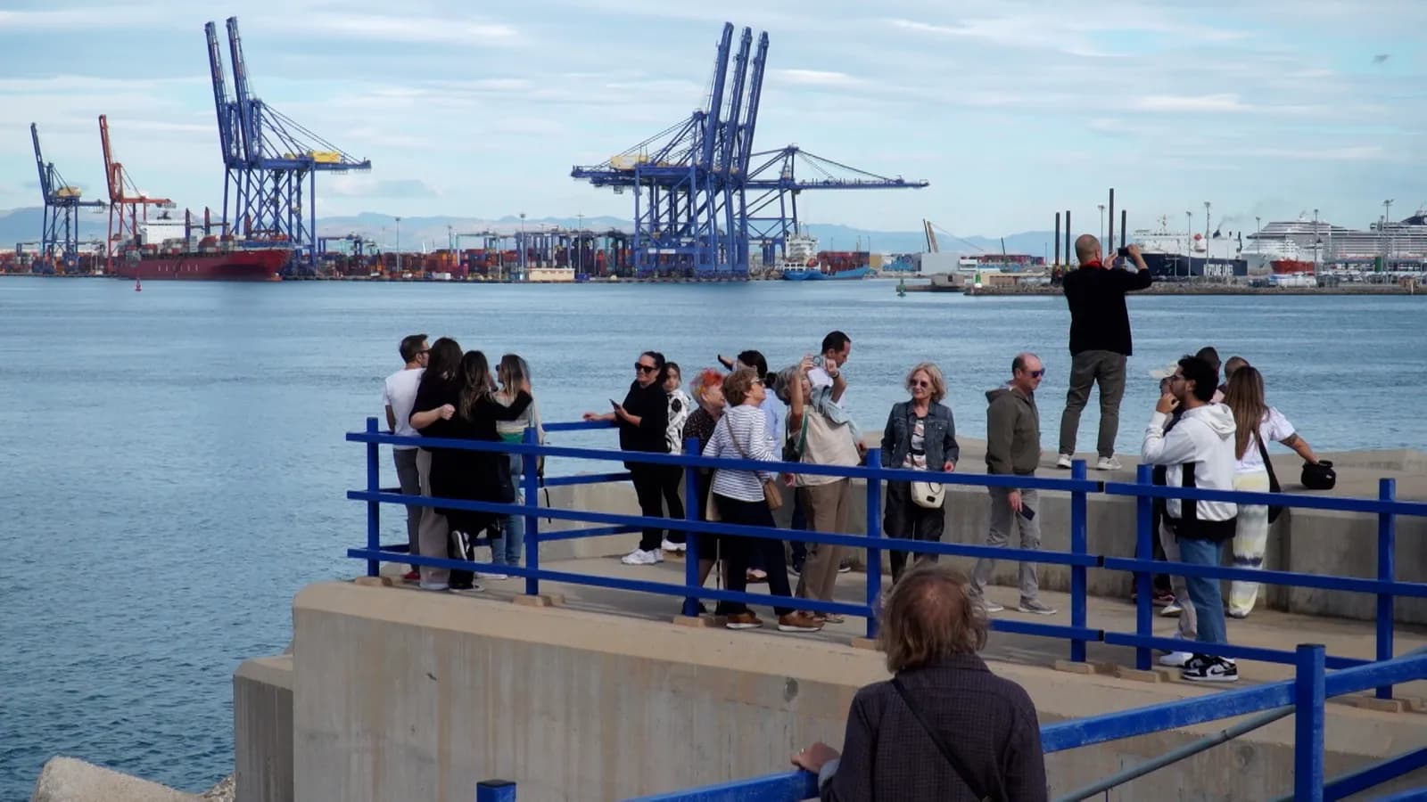 El Puerto de Valencia atrae a cientos de personas con una doble propuesta cultural