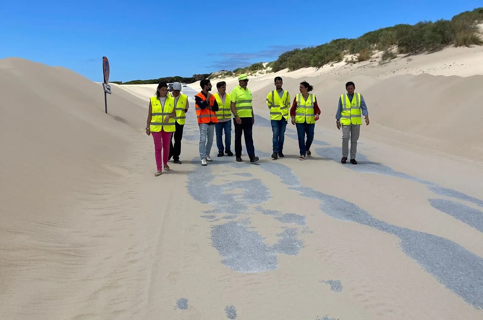 La Junta de Andalucía invierte 75.500 euros en la retirada de arena en la carretera A-2325