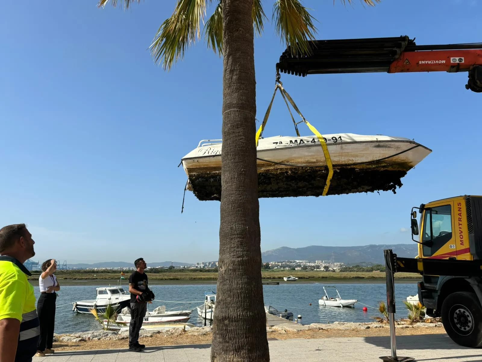 El Ayuntamiento de Los Barrios inicia la retirada de embarcaciones abandonadas en el río Palmones