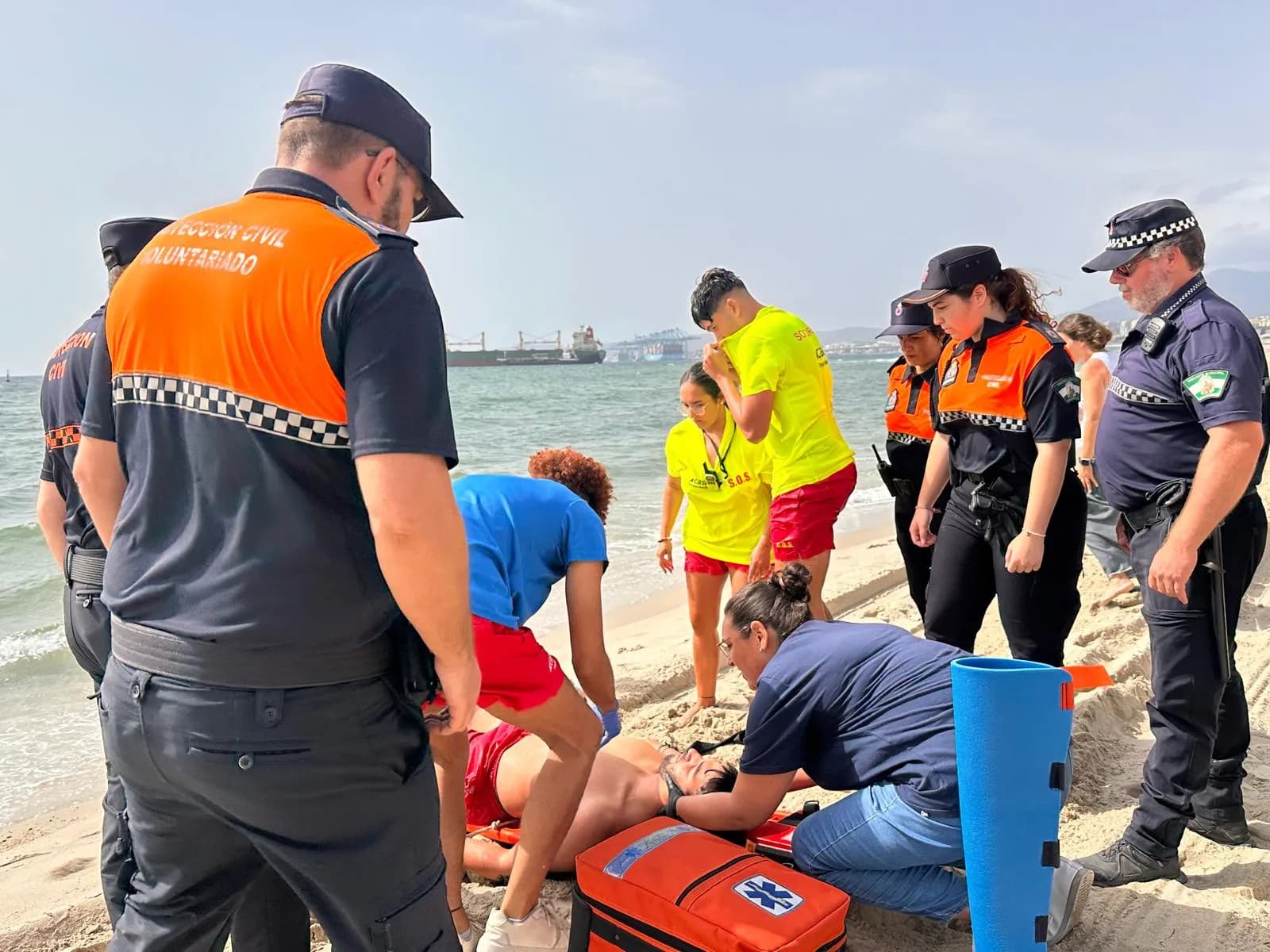 Palmones realiza con éxito un simulacro de rescate de emergencia en su litoral