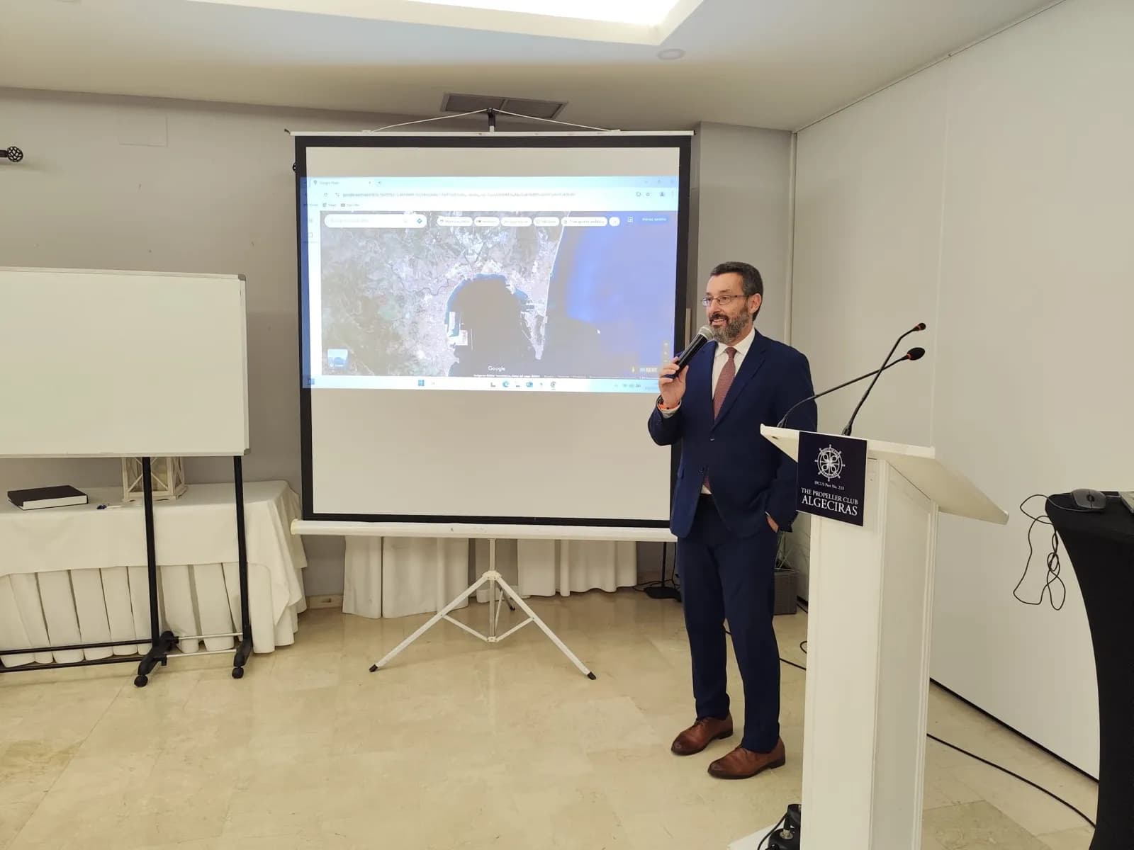 El alcalde de La Línea expone en Algeciras sus proyectos para impulsar el desarrollo urbano, tecnológico y portuario