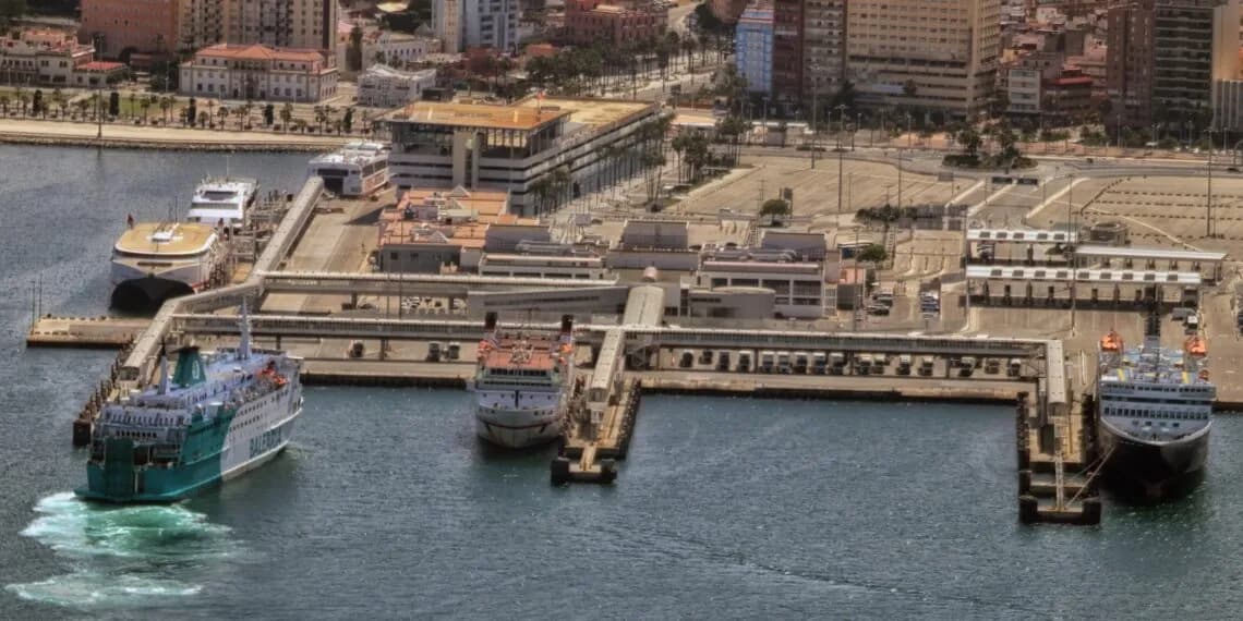 Los puertos de Ceuta y Algeciras coordinan las obras de los pantanales de embarque que afectan al tráfico marítimo entre ambas ciudades