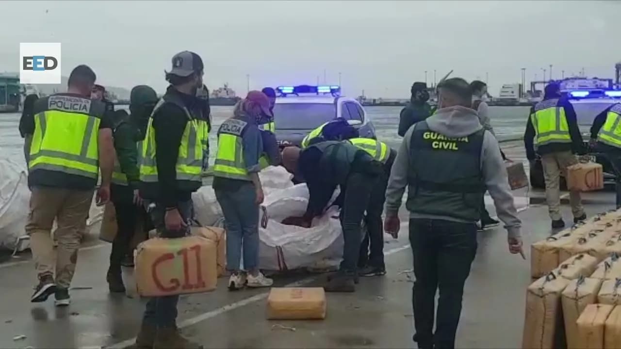 La Guardia Civil interviene ocho toneladas de hachís en un remolcador
