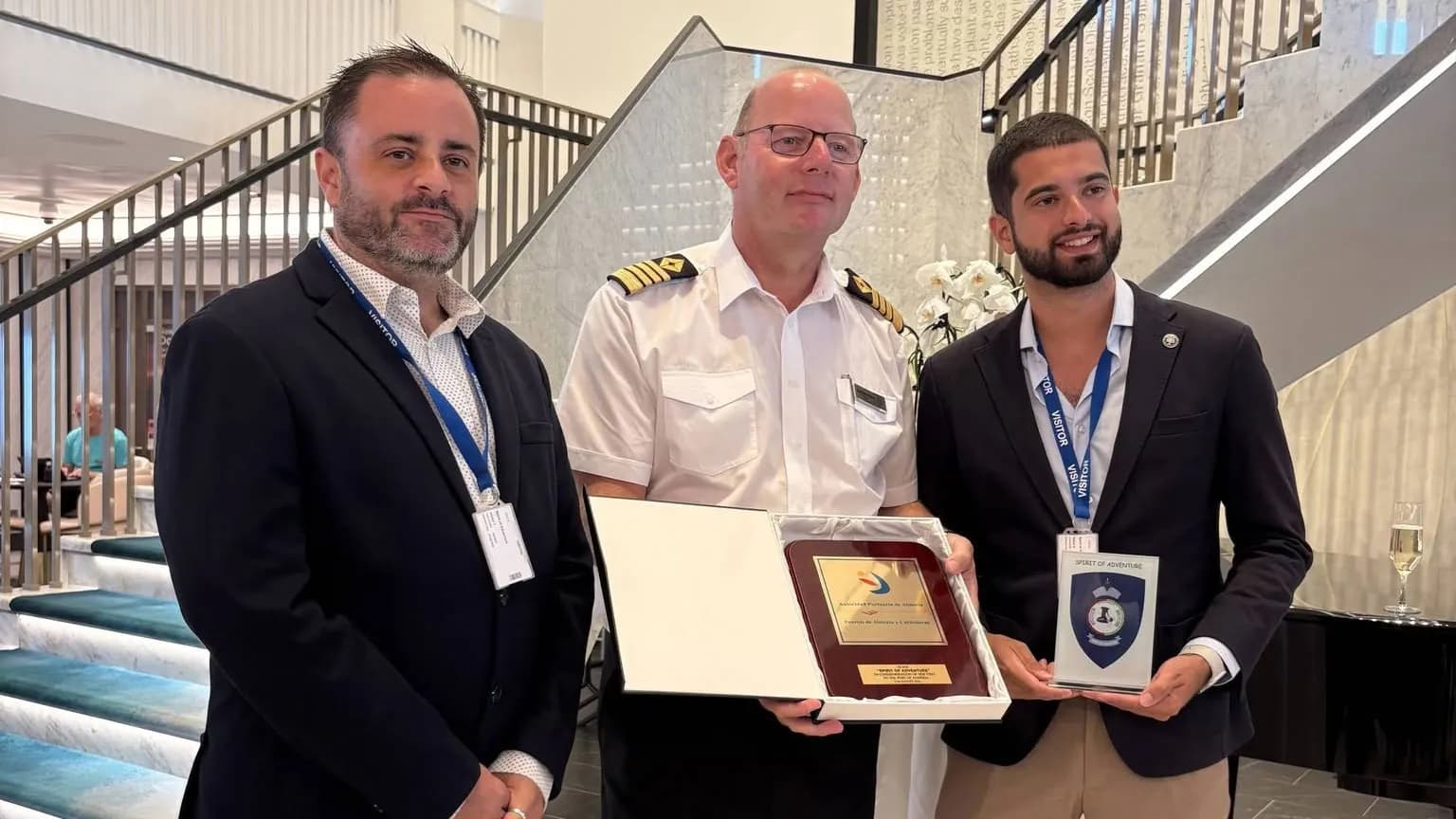 El "Spirit of Adventure" realiza su primera escala en el Puerto de Almería con cerca de mil pasajeros