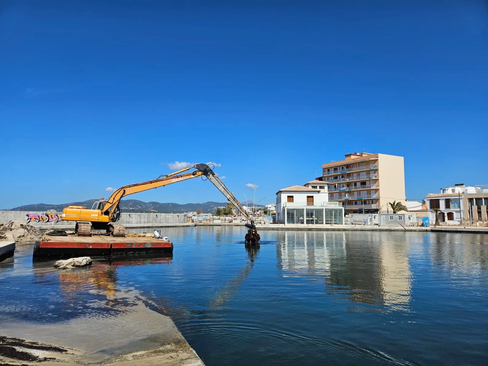La APB inicia la limpieza del fondo marino en la dársena del Molinar