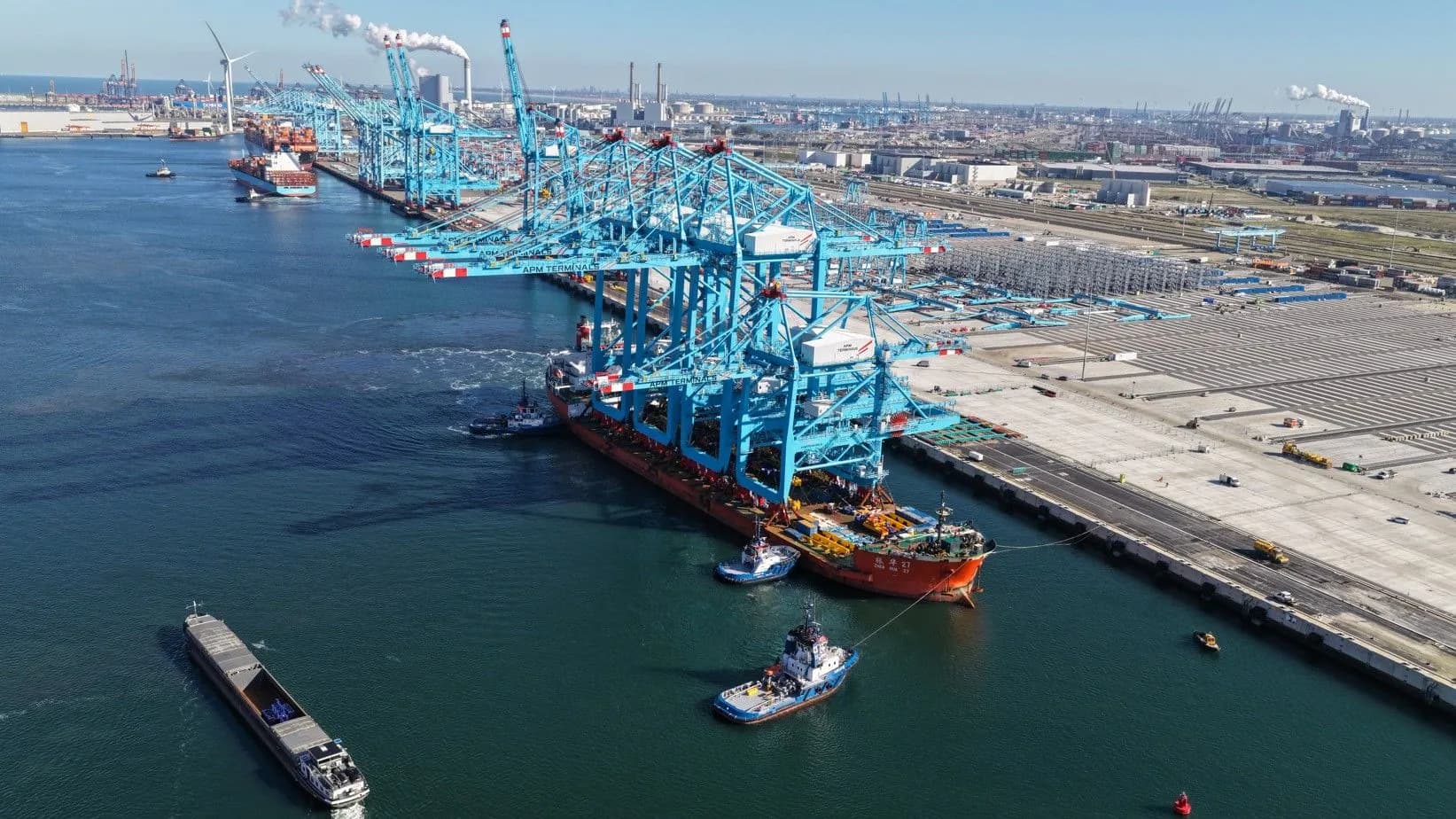 APM Terminals recibe en Róterdam otras cuatro grúas para la ampliación de Maasvlakte II
