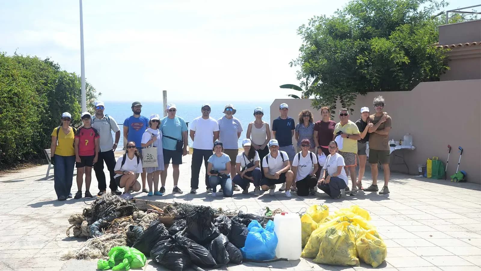 APM Terminals lidera una recogida de 200 kilos de residuos en la playa de El Chinarral de Algeciras durante la semana Go Green
