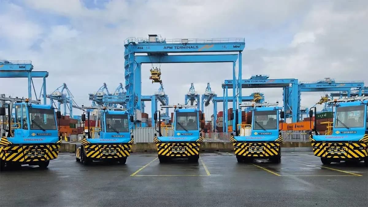 APM Terminals Maasvlakte II incorpora cinco nuevos tractores autónomos eléctricos a su flota en el Puerto de Róterdam