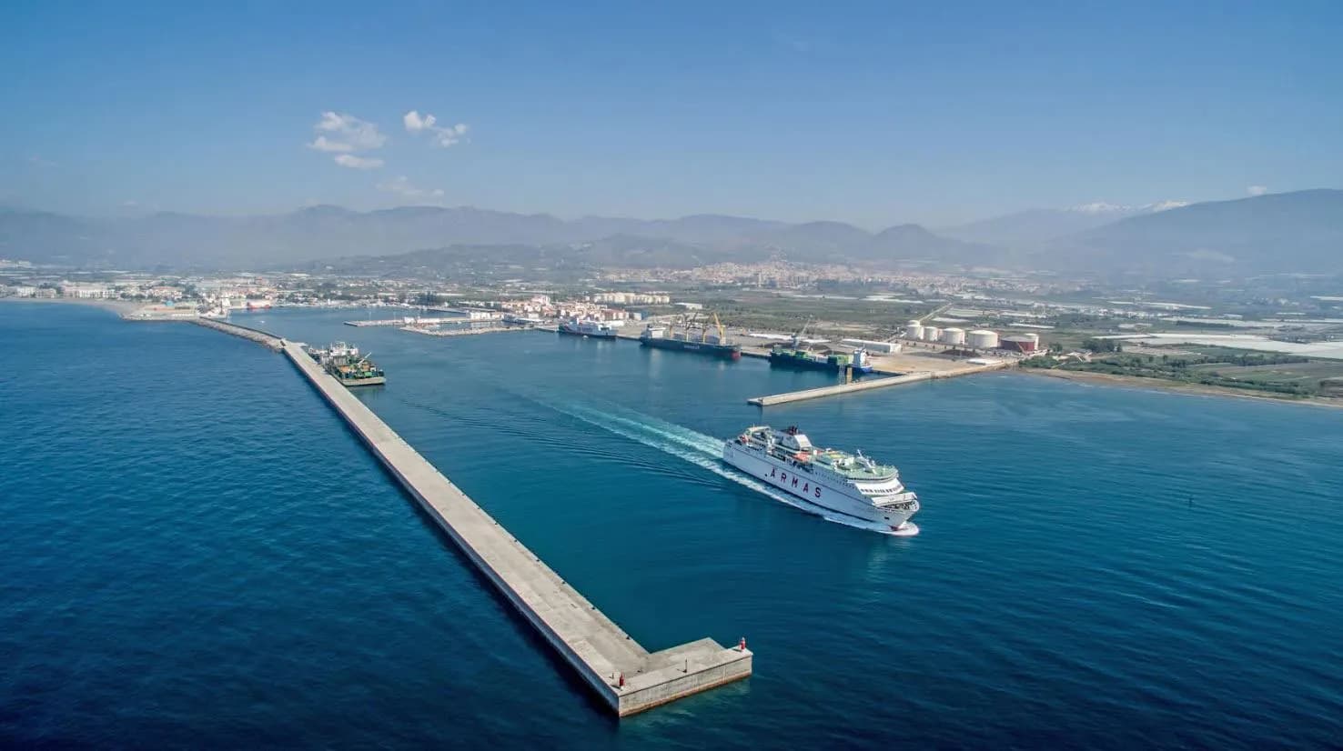 Grupo Armas Trasmediterránea operará las rutas marítimas que unen Melilla con Almería y Motril bajo la OSP
