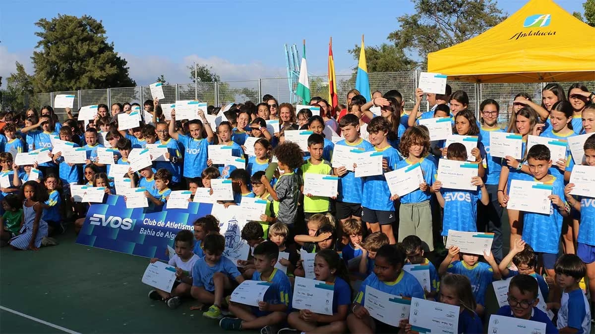 El Club Atletismo Bahía de Algeciras clausura sus Escuelas Deportivas Municipales con el apoyo de Evos Algeciras