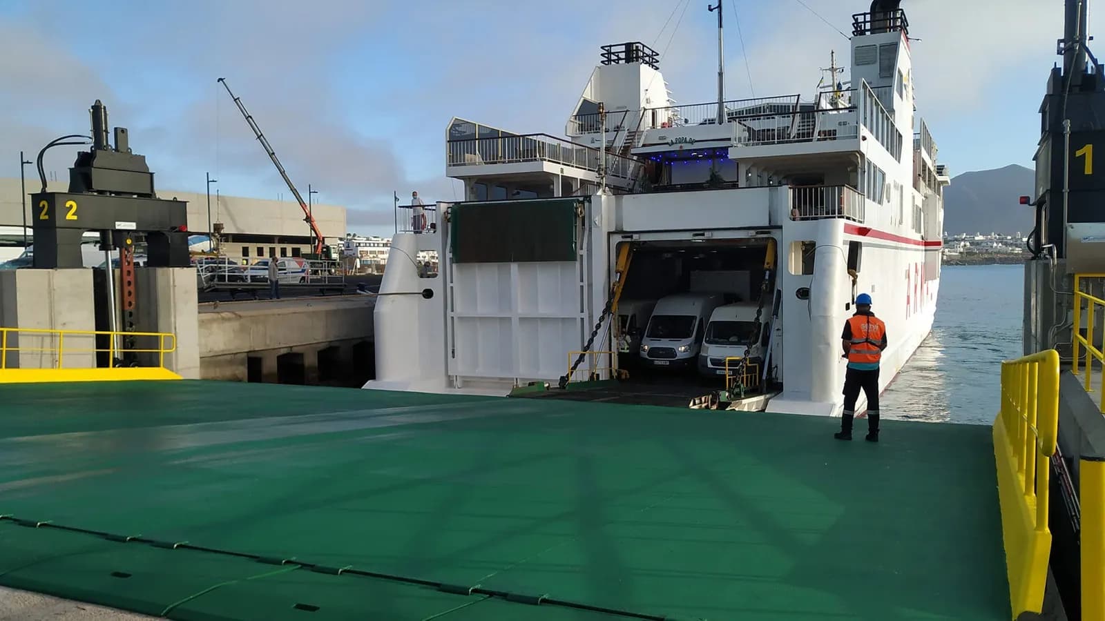 El puerto de Playa Blanca triplica su tráfico de pasajeros hasta marzo