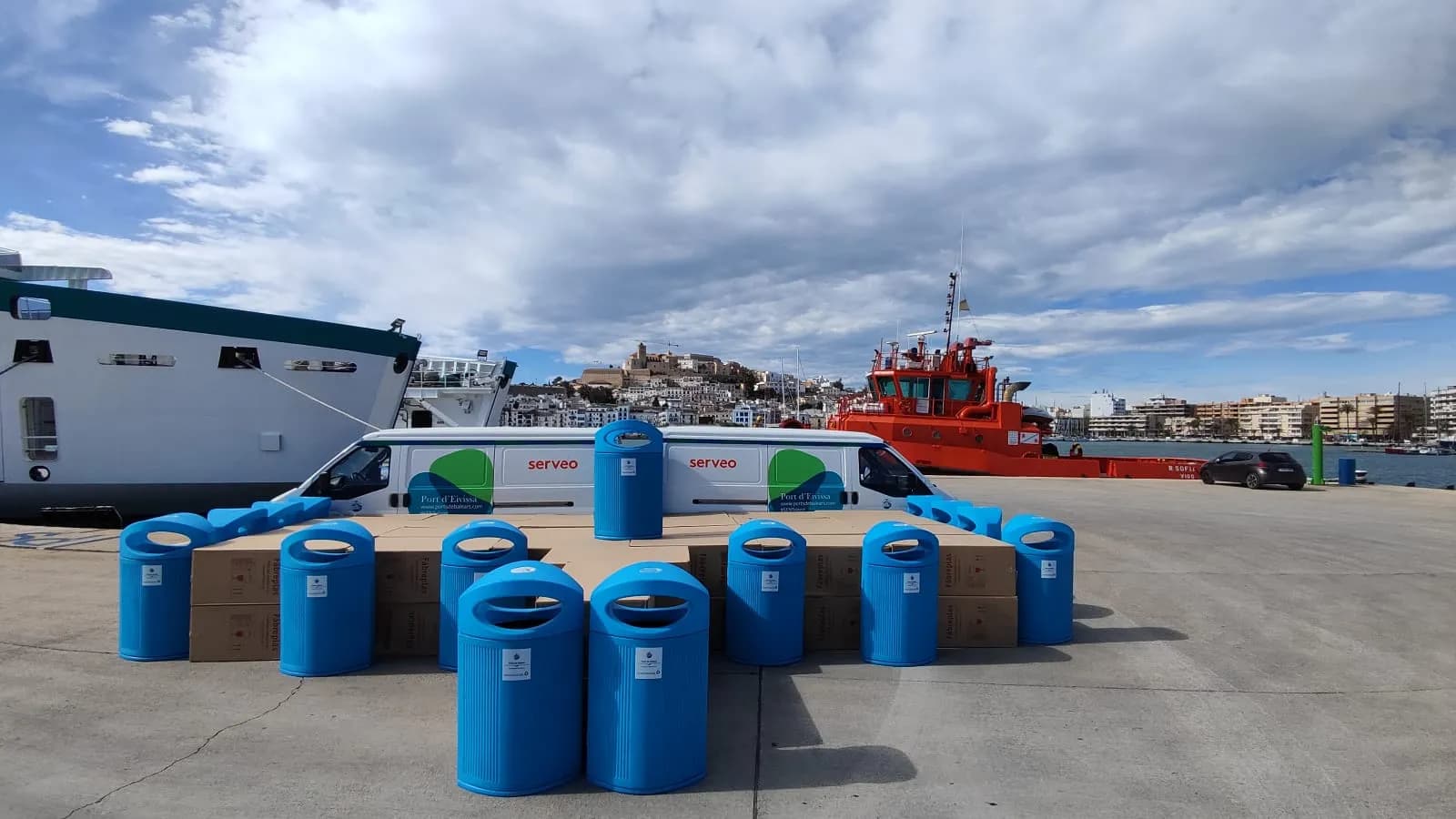 La APB renueva el mobiliario urbano en el puerto de Eivissa con material reciclado