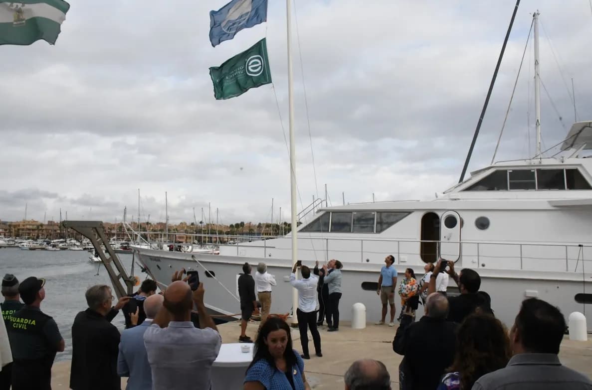 El puerto de Sotogrande izó la bandera verde de sostenibilidad