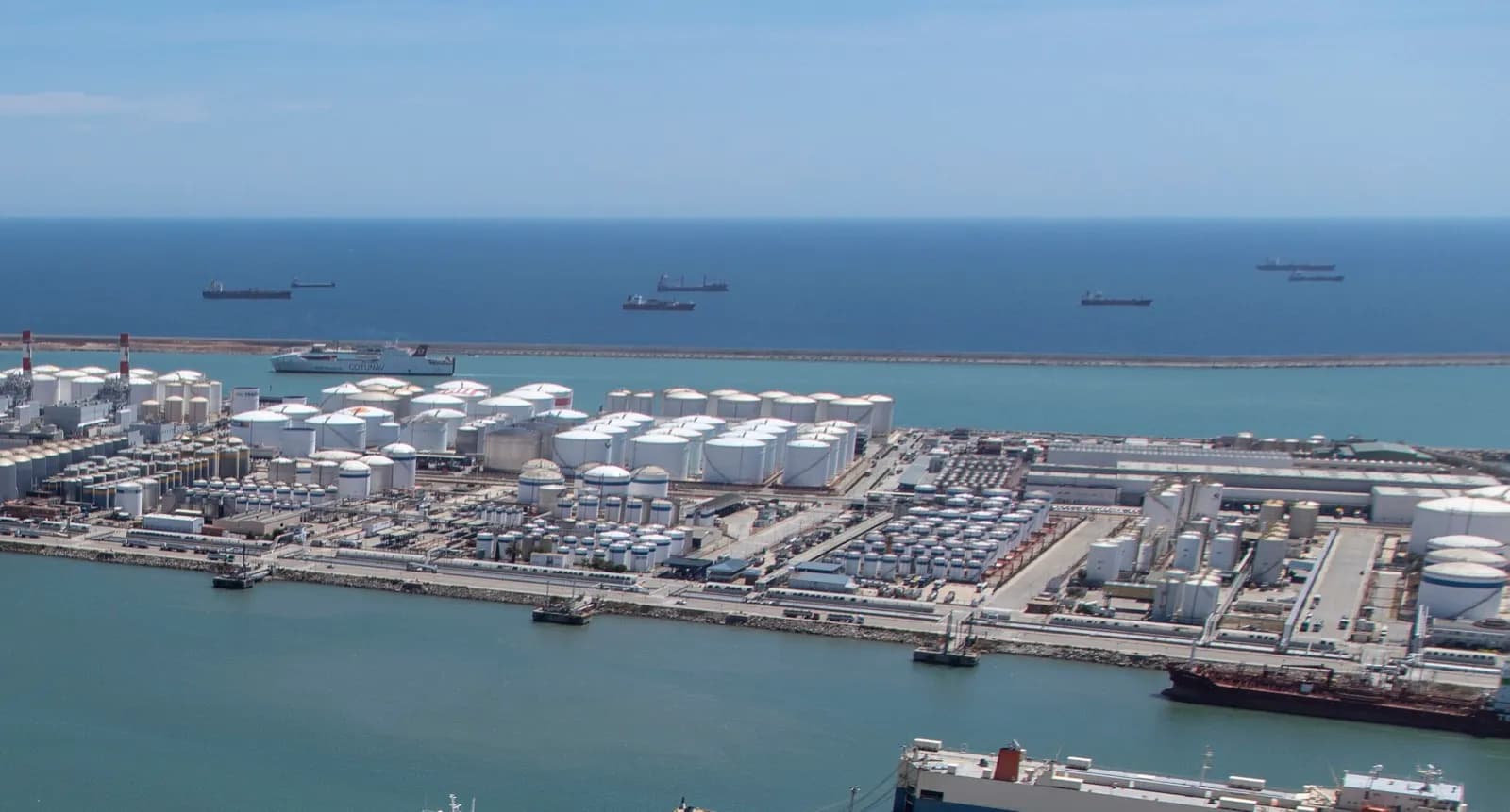 El tráfico del Puerto de Barcelona crece un 11,4% hasta agosto impulsado por el aumento de contenedores y graneles líquidos