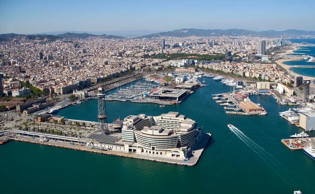 El Puerto de Barcelona pone en marcha la Ordenanza para reducir el impacto ambiental de los barcos