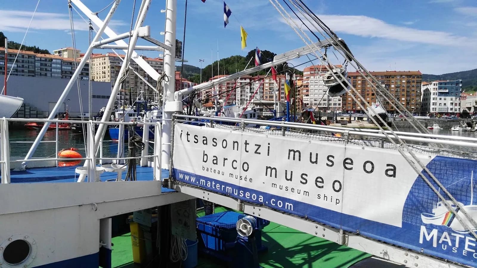 La campaña «Zero Zabor Uretan» sensibiliza por los puertos vascos sobre la problemática de los residuos en el mar
