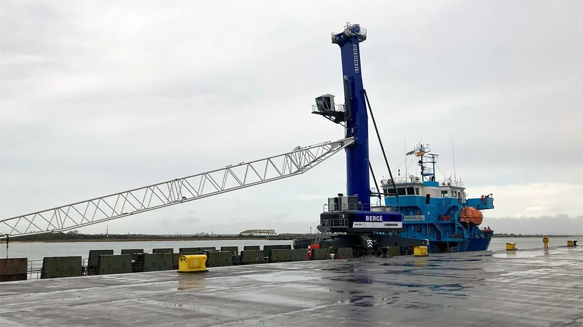 Bergé recibe en Huelva la tercera grúa Liebherr LHM 550 dentro de su plan de modernización