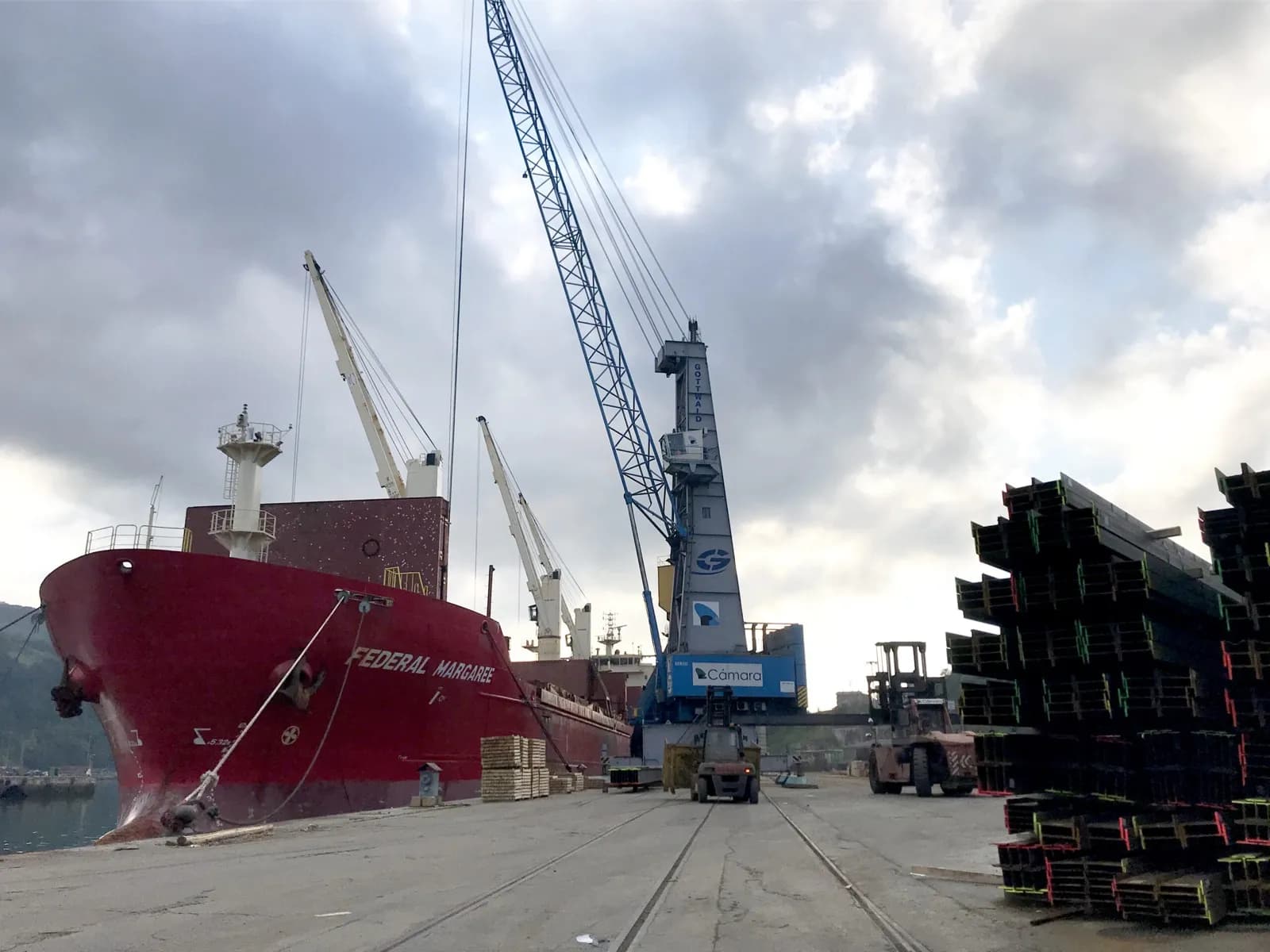 BERGÉ opera un buque de la máxima eslora en el puerto de Pasajes