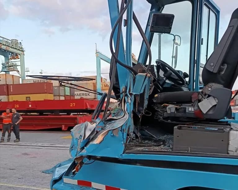 Una persona queda atrapada en una máquina tractora en el Puerto de Algeciras