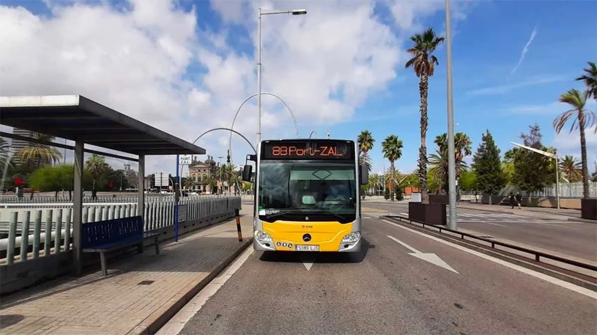 Barcelona mejora sus conexiones de autobús con el puerto y la ZAL