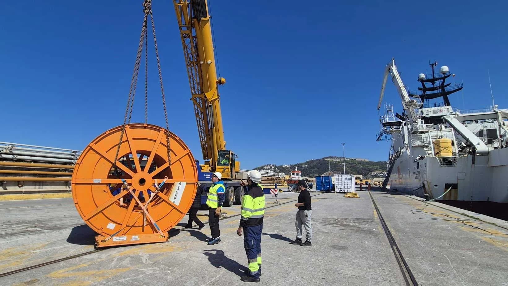 Le port de Ceuta accueille le navire câblier Pierre de Fermat pour des opérations de maintenance de câbles sous-marins en fibre optique