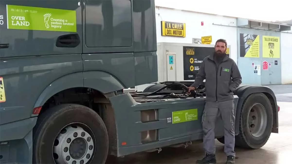 La «Calle del Motor» dona combustible para posibilitar el envío de ayuda a las zonas afectadas por la DANA