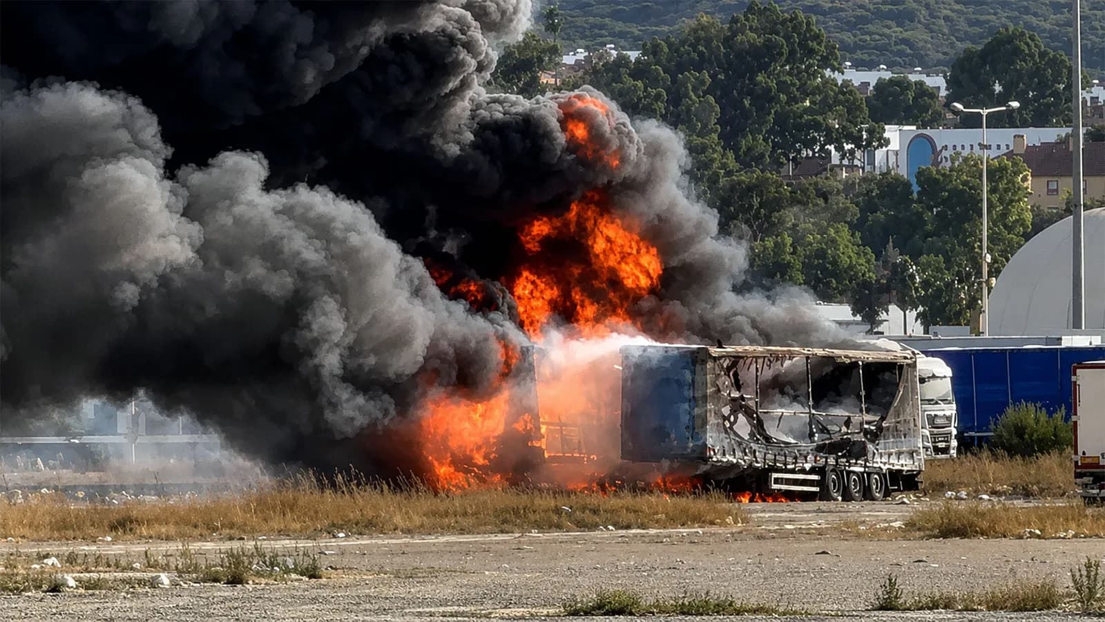 Un incendio en varios remolques genera una gran columna de humo en el Puerto de Algeciras