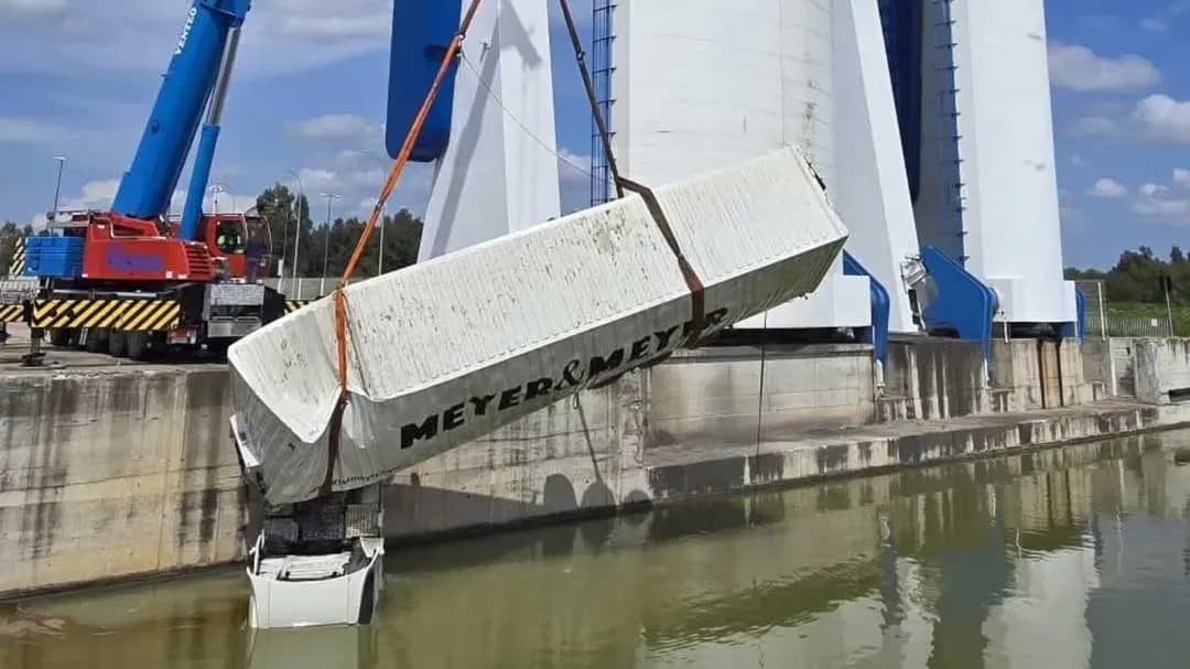 El Puerto de Sevilla restablece el tráfico marítimo tras la extracción de un camión que había caído en la esclusa