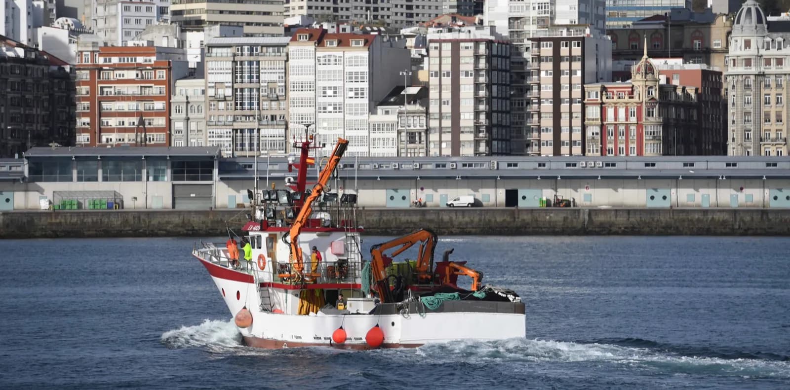El puerto de La Coruña acoge una exhibición de objetos elaborados a partir del reciclaje de redes de pesca