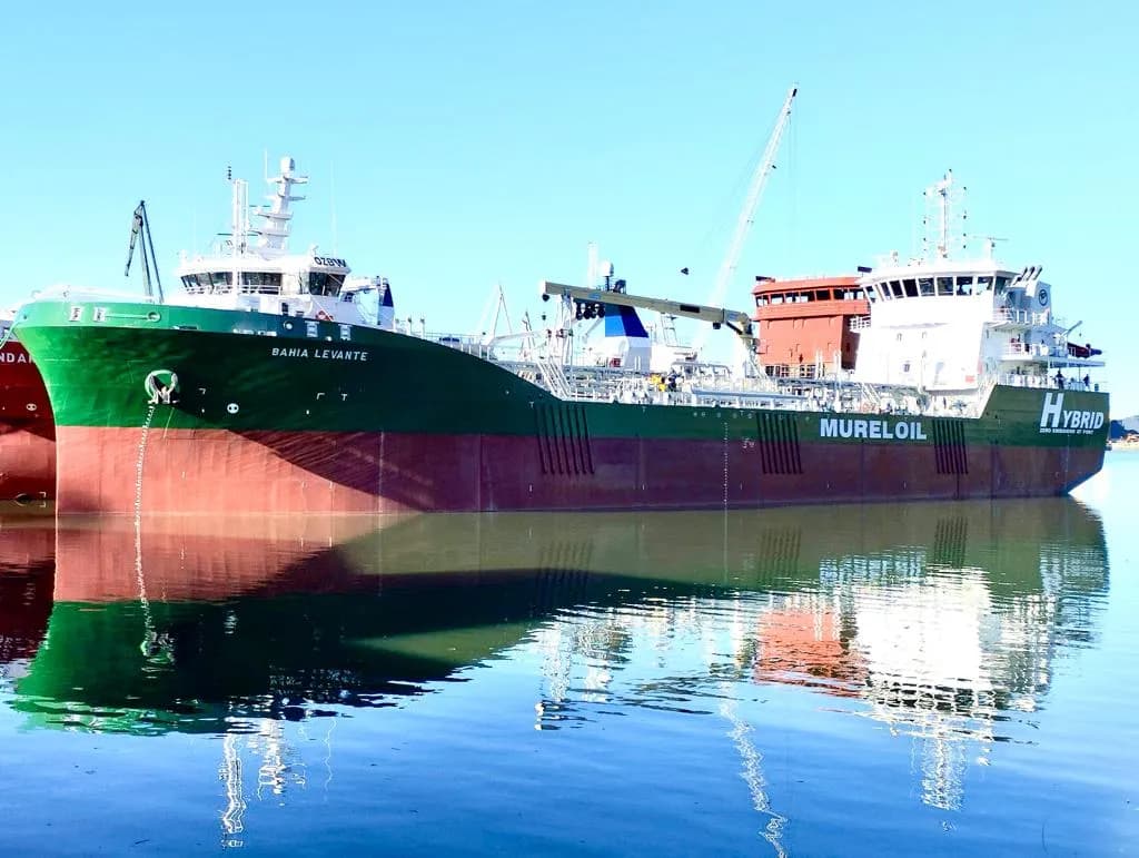 La primera gabarra híbrida eléctrica-diésel para el suministro a buques ya opera en la Bahía de Algeciras