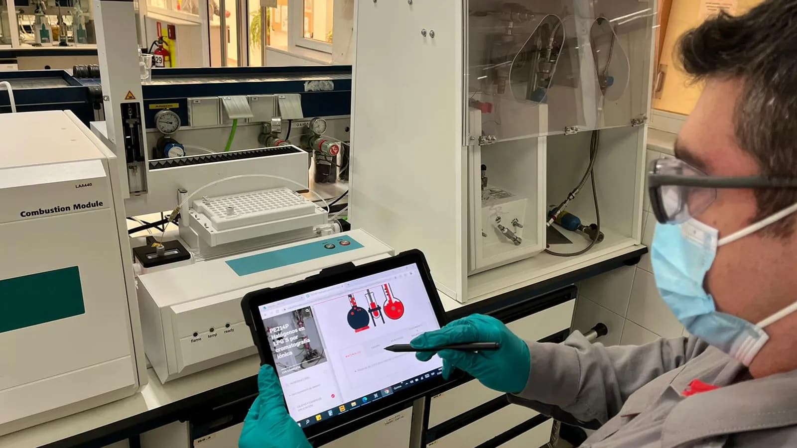 Cepsa virtualiza el aprendizaje de los ensayos analíticos en sus laboratorios