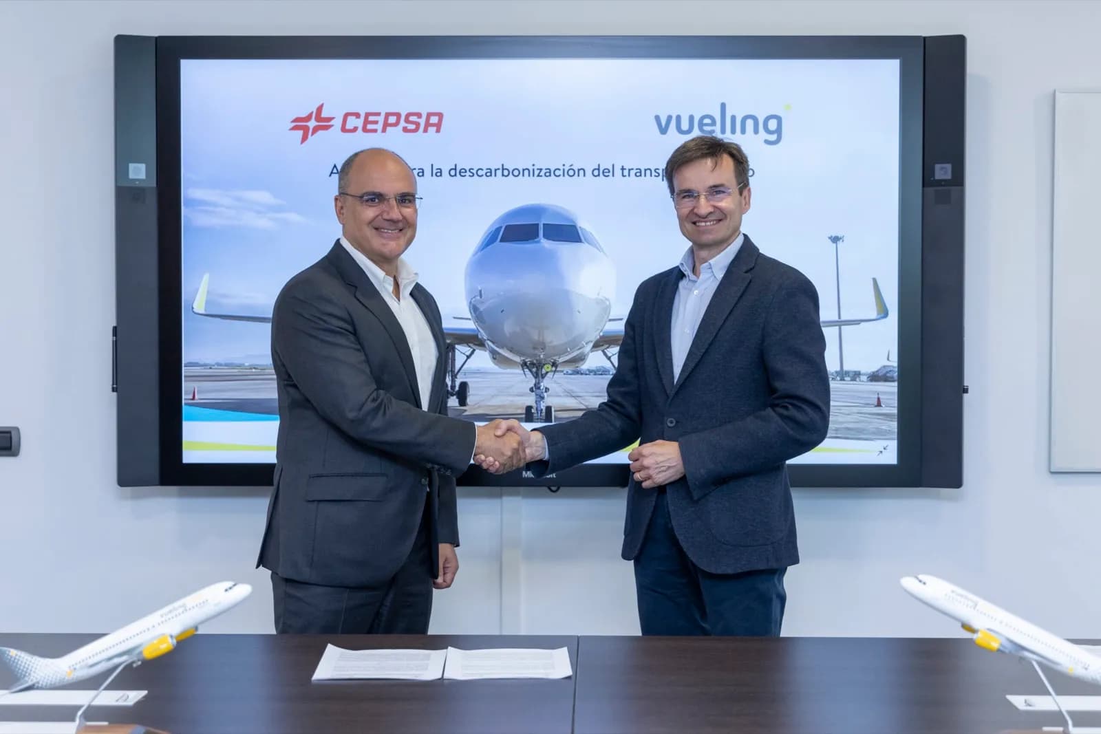 Cepsa y Vueling se alían para acelerar la descarbonización del transporte aéreo