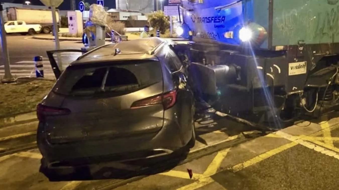 Una locomotora impacta contra un coche en el puerto de Algeciras sin consecuencias graves
