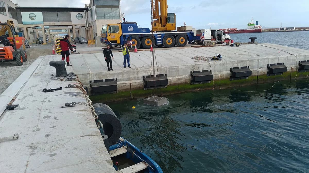 El Puerto de Ceuta comienza la colocación de la primera pasarela de pasajeros