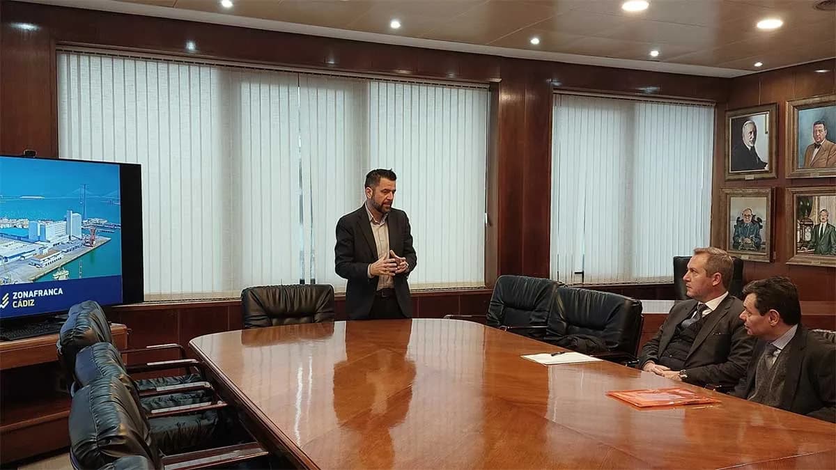 El cónsul de Argentina en Cádiz se interesa por los proyectos de la Zona Franca