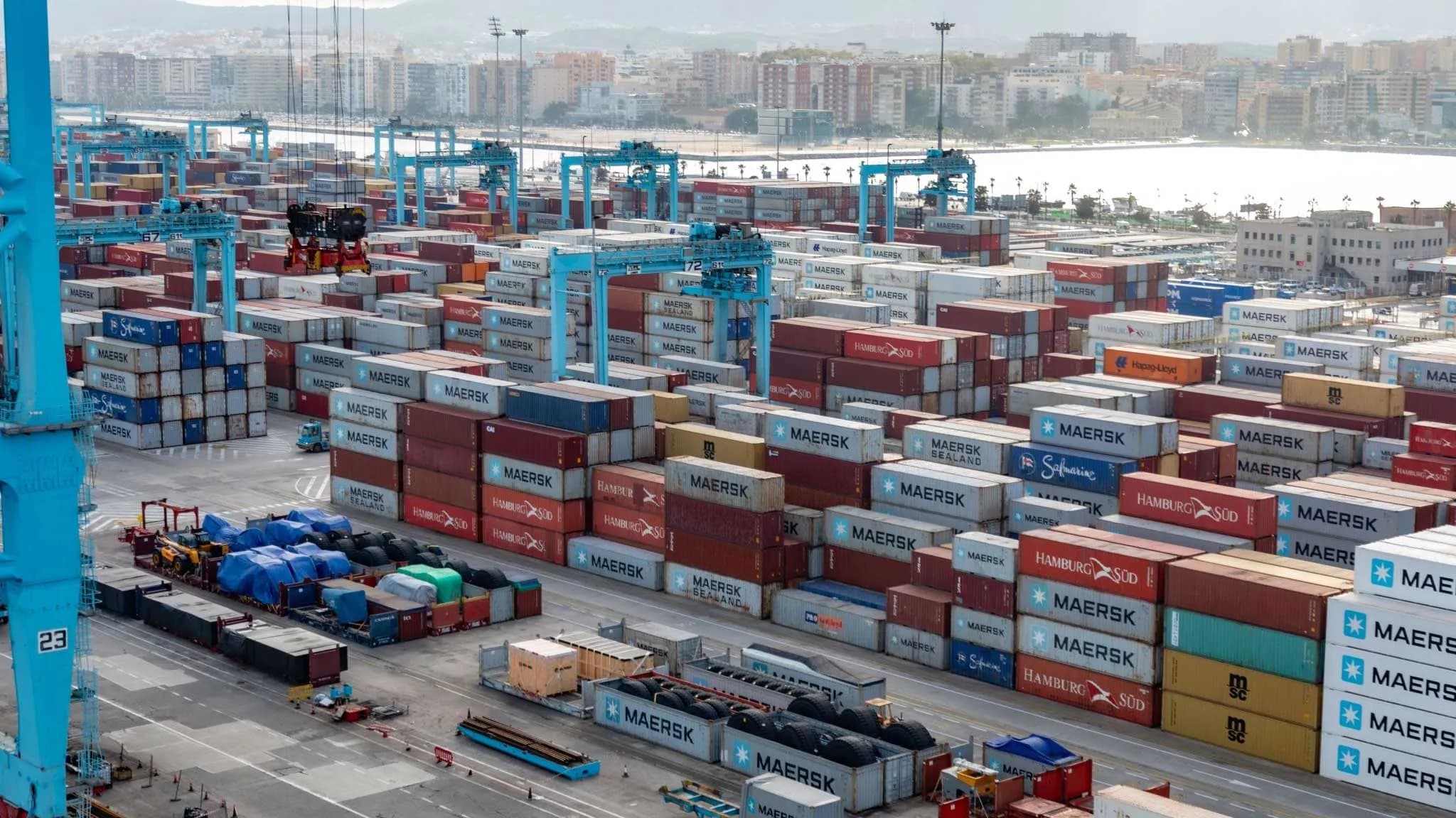Maersk aplicará un recargo al transporte horizontal de contenedores reefer en el Puerto de Algeciras