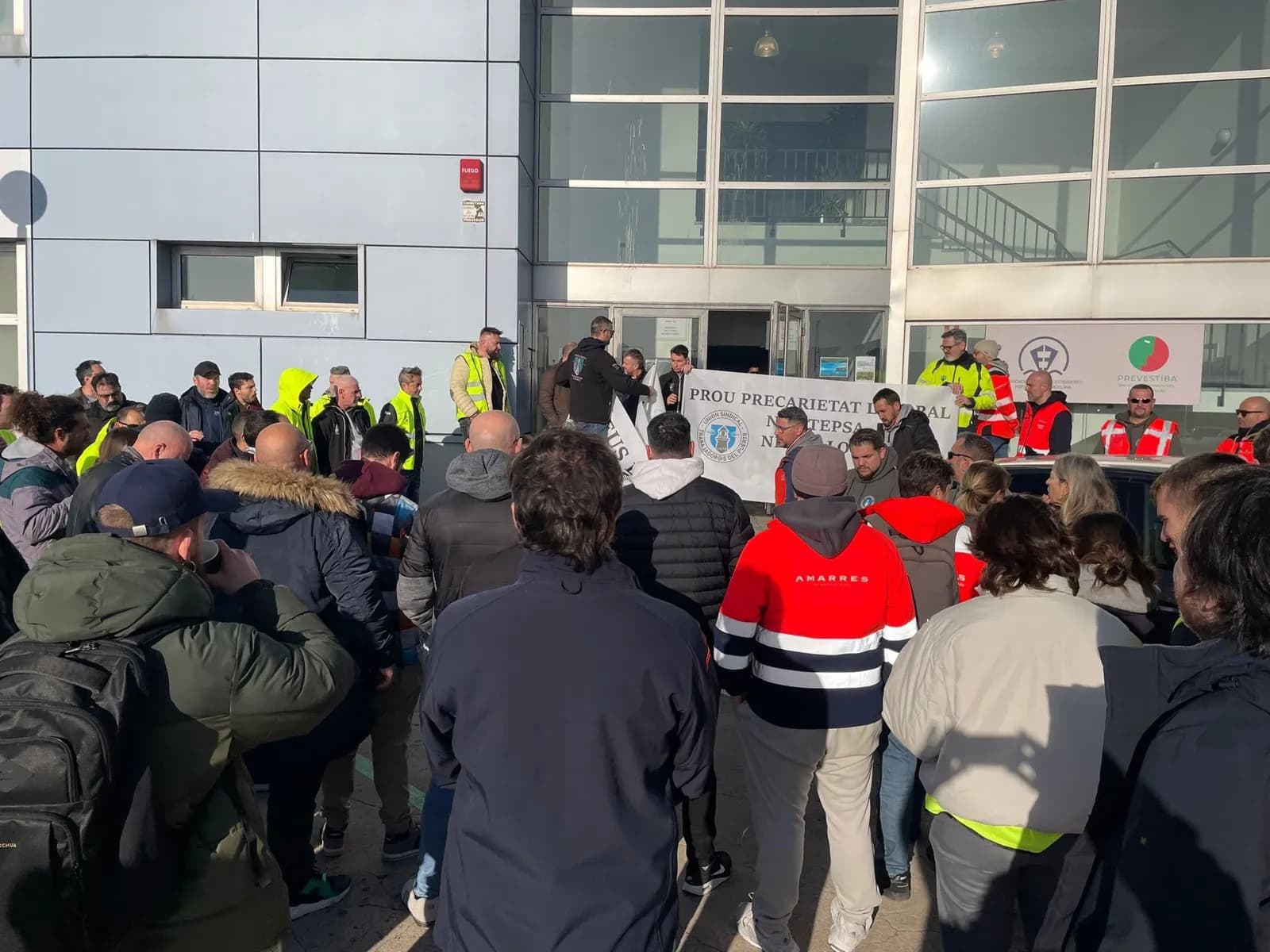 El sector portuario se une en un minuto de silencio en defensa de la seguridad laboral
