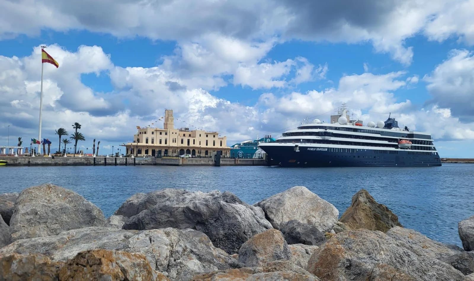 El Puerto de Ceuta da la bienvenida a la temporada de cruceros con la llegada del «World Traveller»