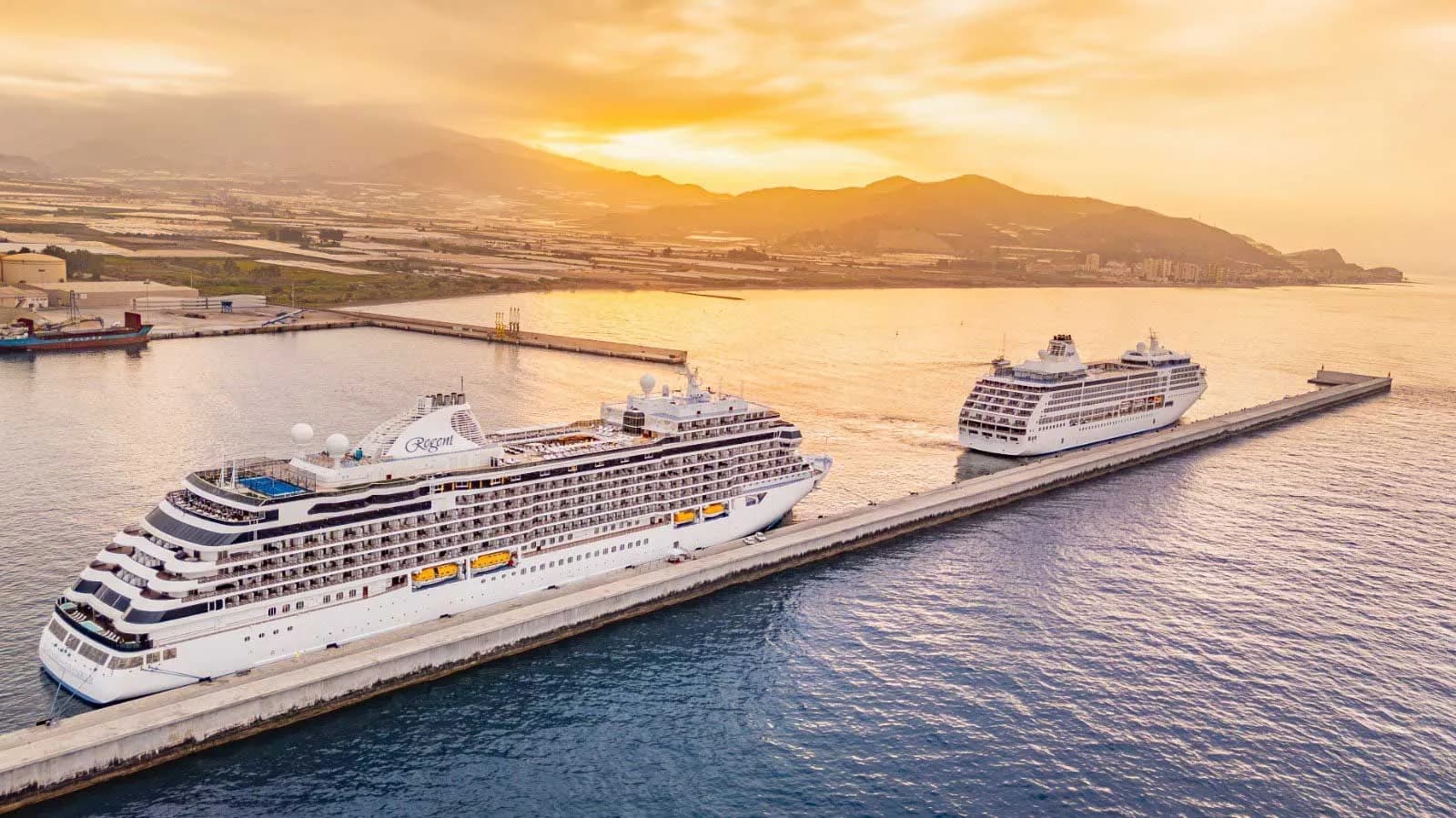 Dos cruceros de lujo de Regent Seven Seas Cruises hacen escala en el Puerto de Motril