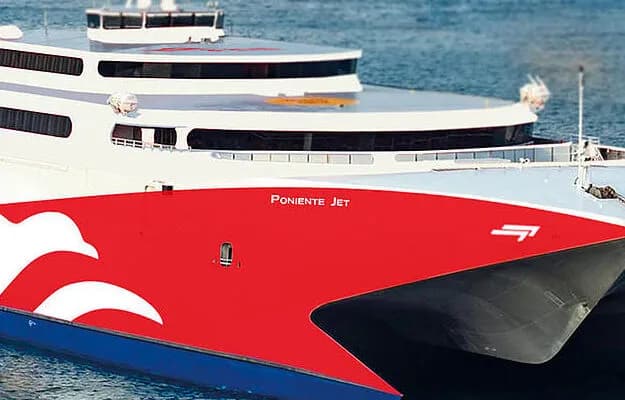 El ‘Poniente Jet’ de FRS colisiona con un dique en el puerto de Ceuta