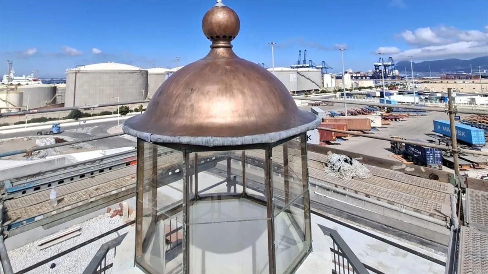 El antiguo faro del Fuerte de la Isla Verde recupera su cúpula de cobre