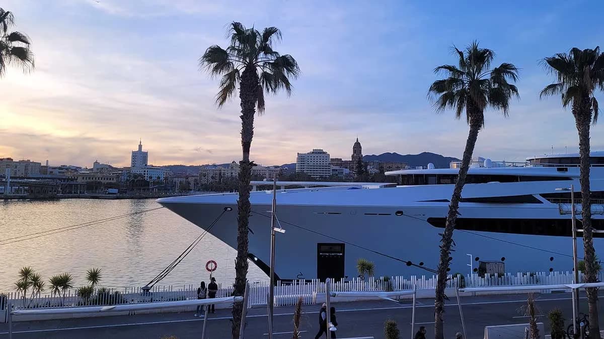 La dársena de megayates de Málaga refuerza la seguridad con nuevos paneles de policarbonato