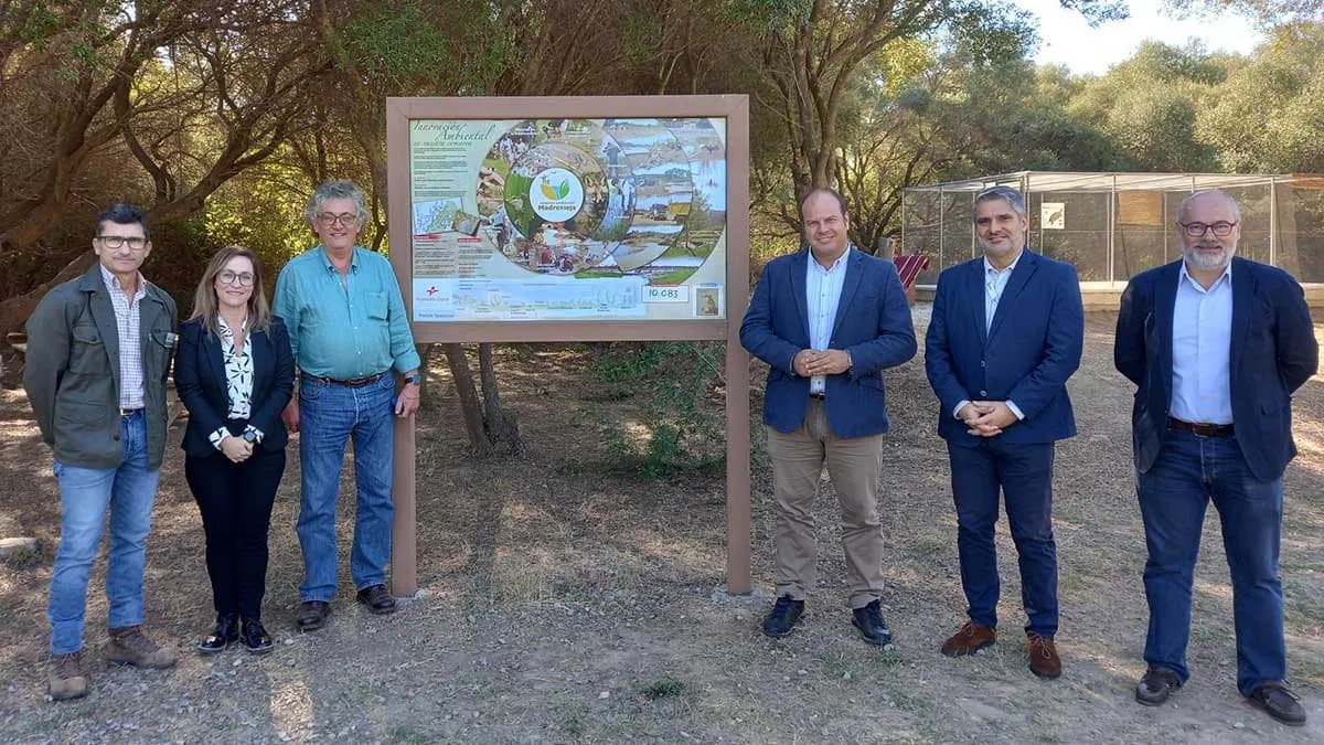 El delegado territorial de Sostenibilidad de la Junta visita la “Estación Ambiental Madrevieja” de Cepsa