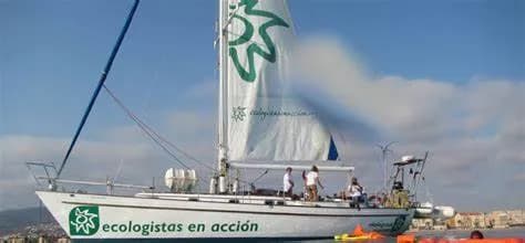 Activistas de Verdemar protestan en el Mar de Alborán contra fondeaderos de buques