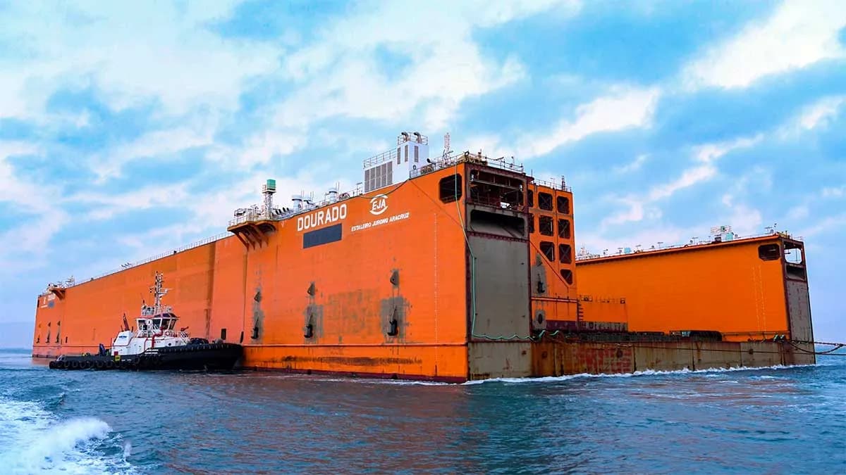 Un muelle flotante gigante cruza el Canal de Suez en una operación sin precedentes