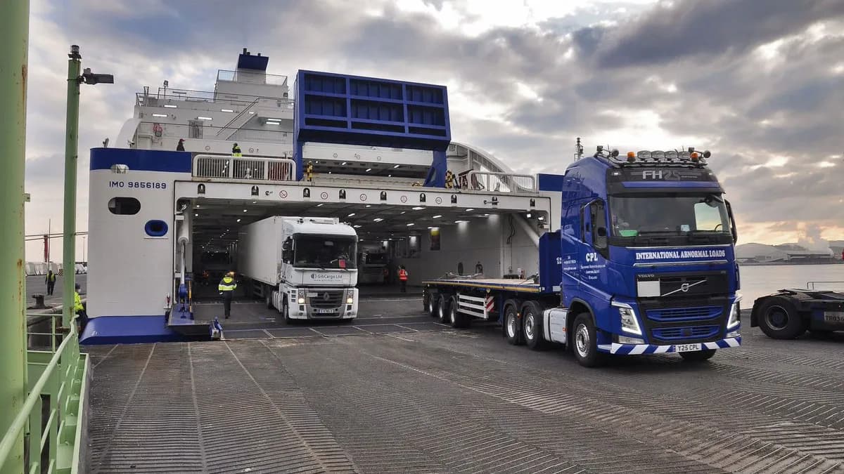 Transportes lanza una nueva convocatoria de ayudas para promover el transporte marítimo de camiones